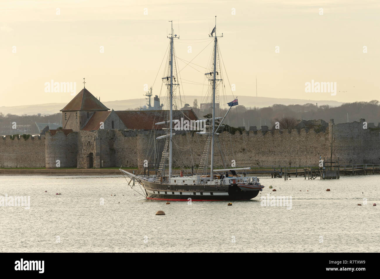 TS passant royaliste Portchester Castle dans le port de Portsmouth Banque D'Images