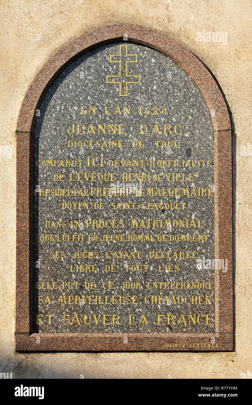 France, Meurthe et Moselle, Toul, plaque commémorant le processus matrimonial qui avait été apporté à Jeanne d'Arc en 1428 (apposée sur l'Hôtel de Matignon) Banque D'Images
