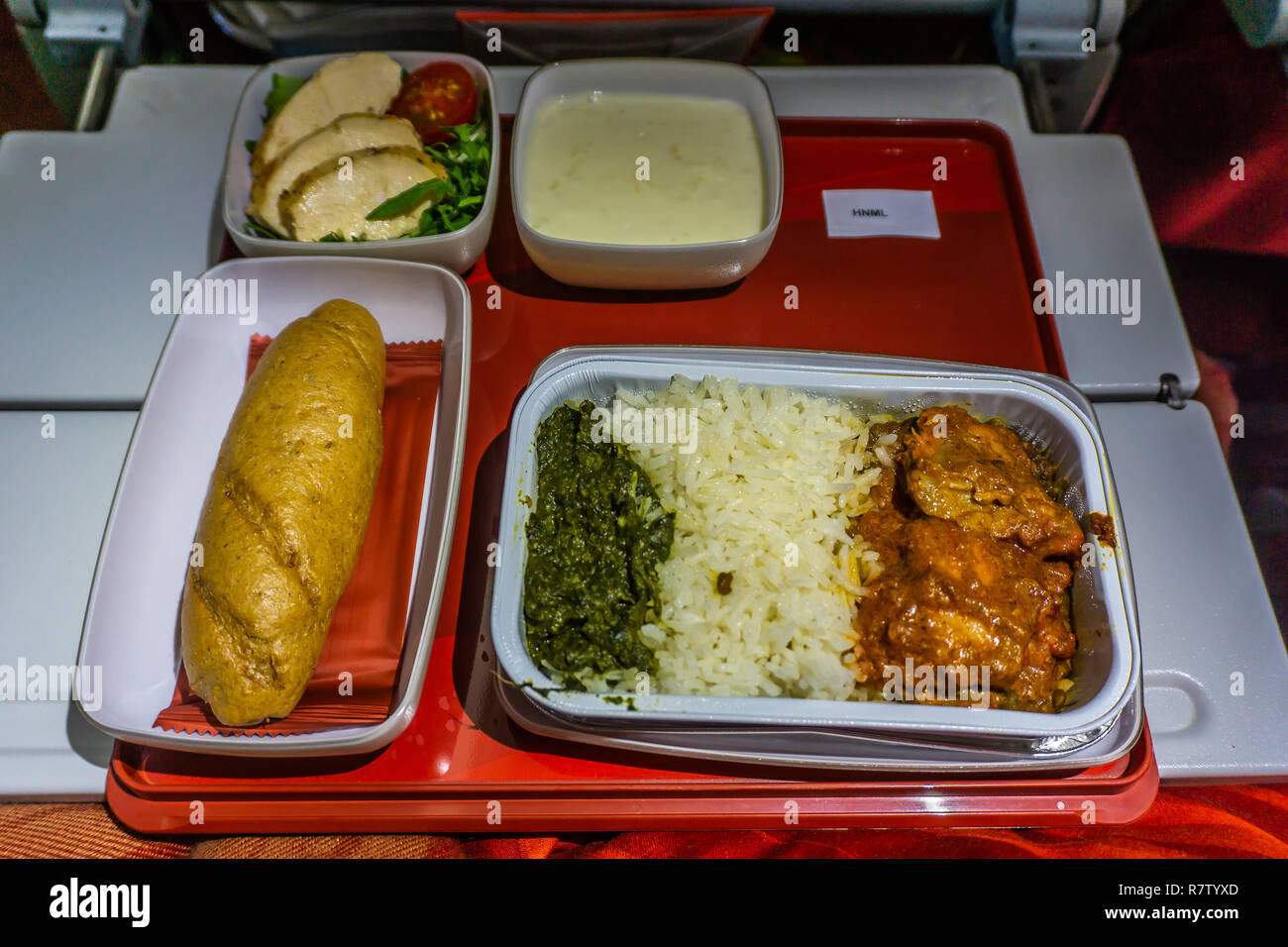 Hindou Compagnie aérienne avec poulet au curry Raita et du pain Banque D'Images