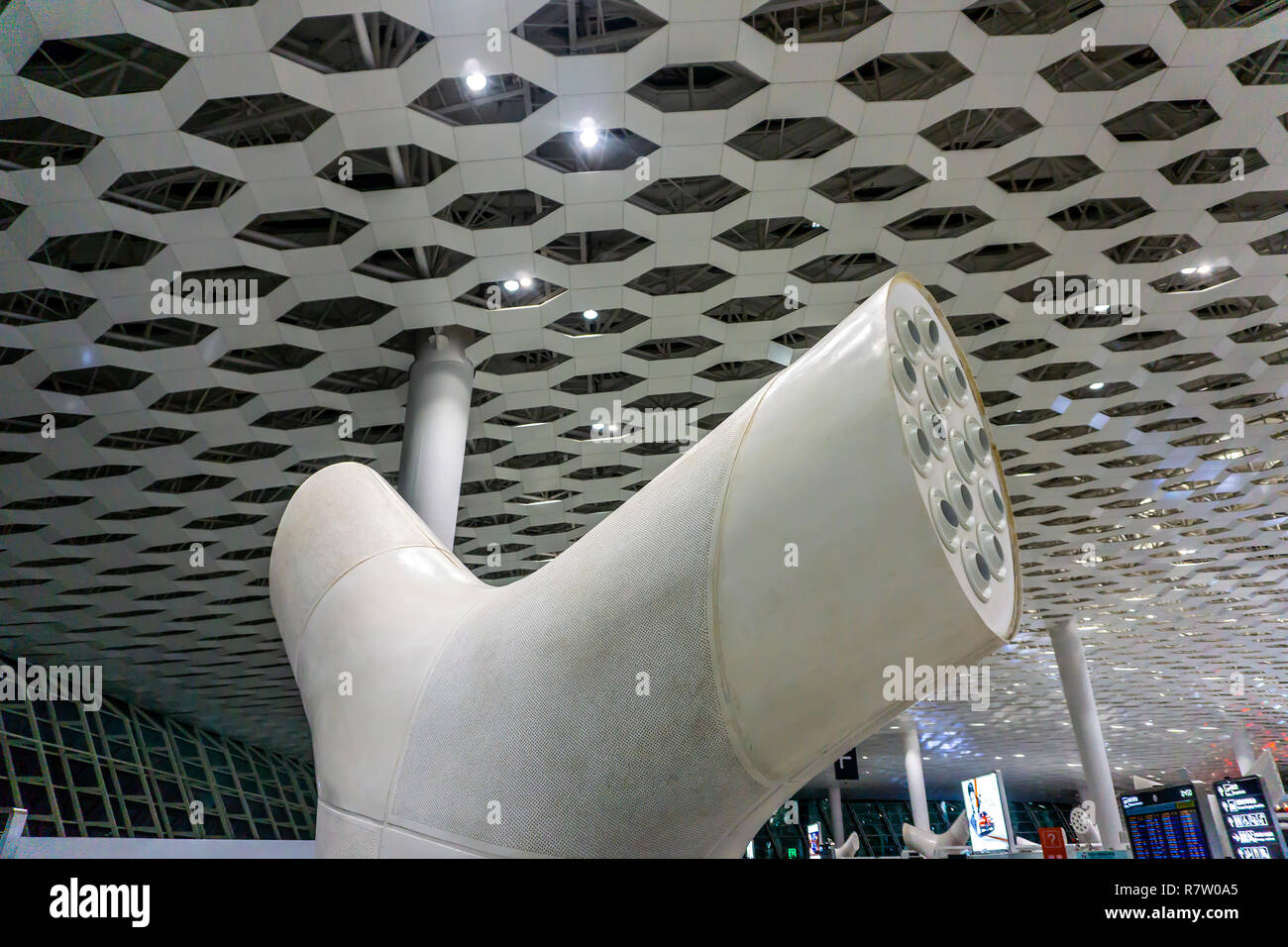 Système de Ventilation de l'aéroport à l'hôtel de voyageurs avec plafond  Définition Formes Hexagram Photo Stock - Alamy