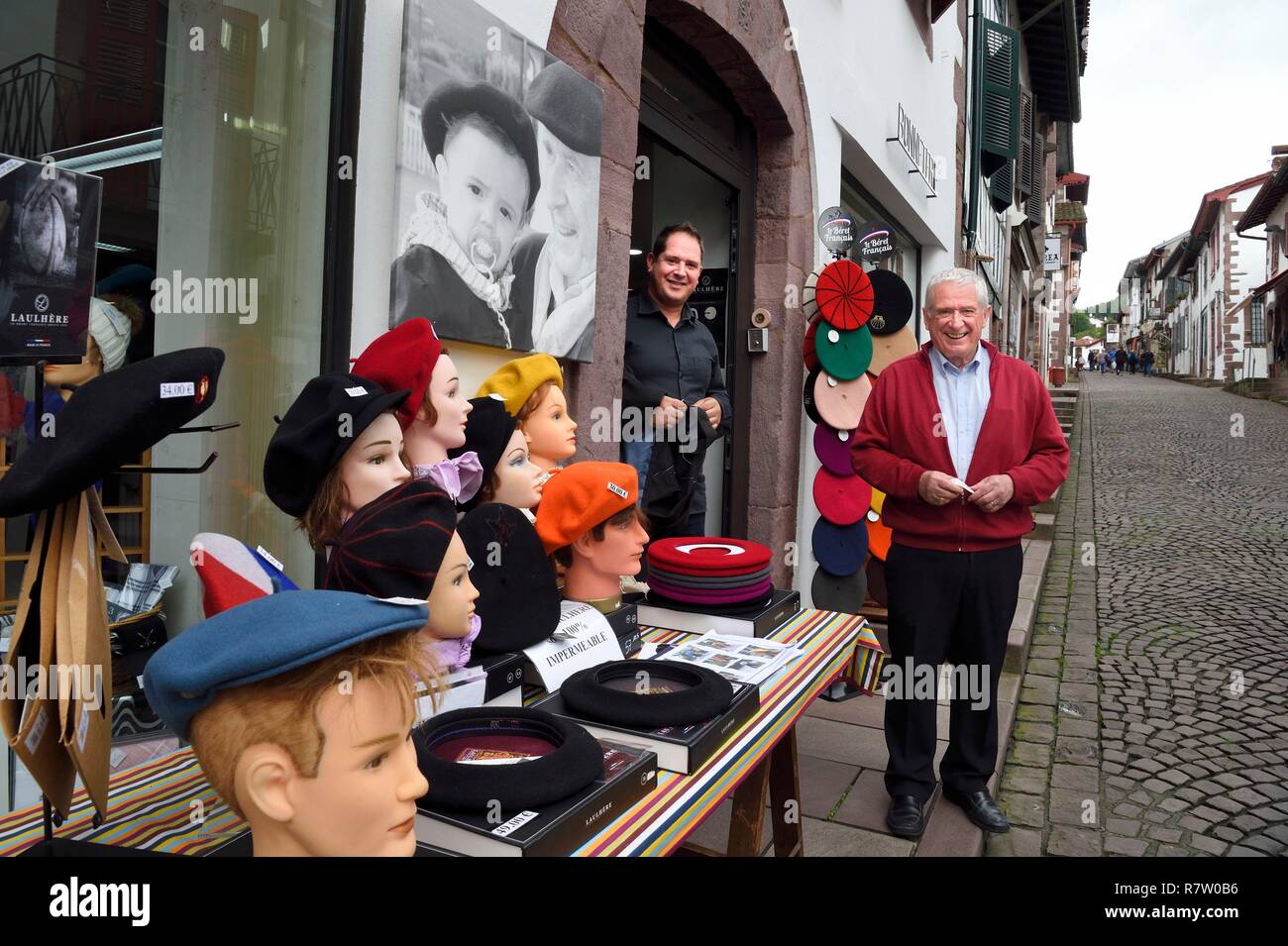 France, Pyrénées Atlantiques, Pays Basque, Saint Jean Pied de Port, rue d'Espagne (Espagne) de la rue sur le Chemin de Saint-Jacques, ancien champion de pelote basque grand chistera Michel Cavier et son père Jean Cavier juste en face de leur magasin de vêtements Banque D'Images