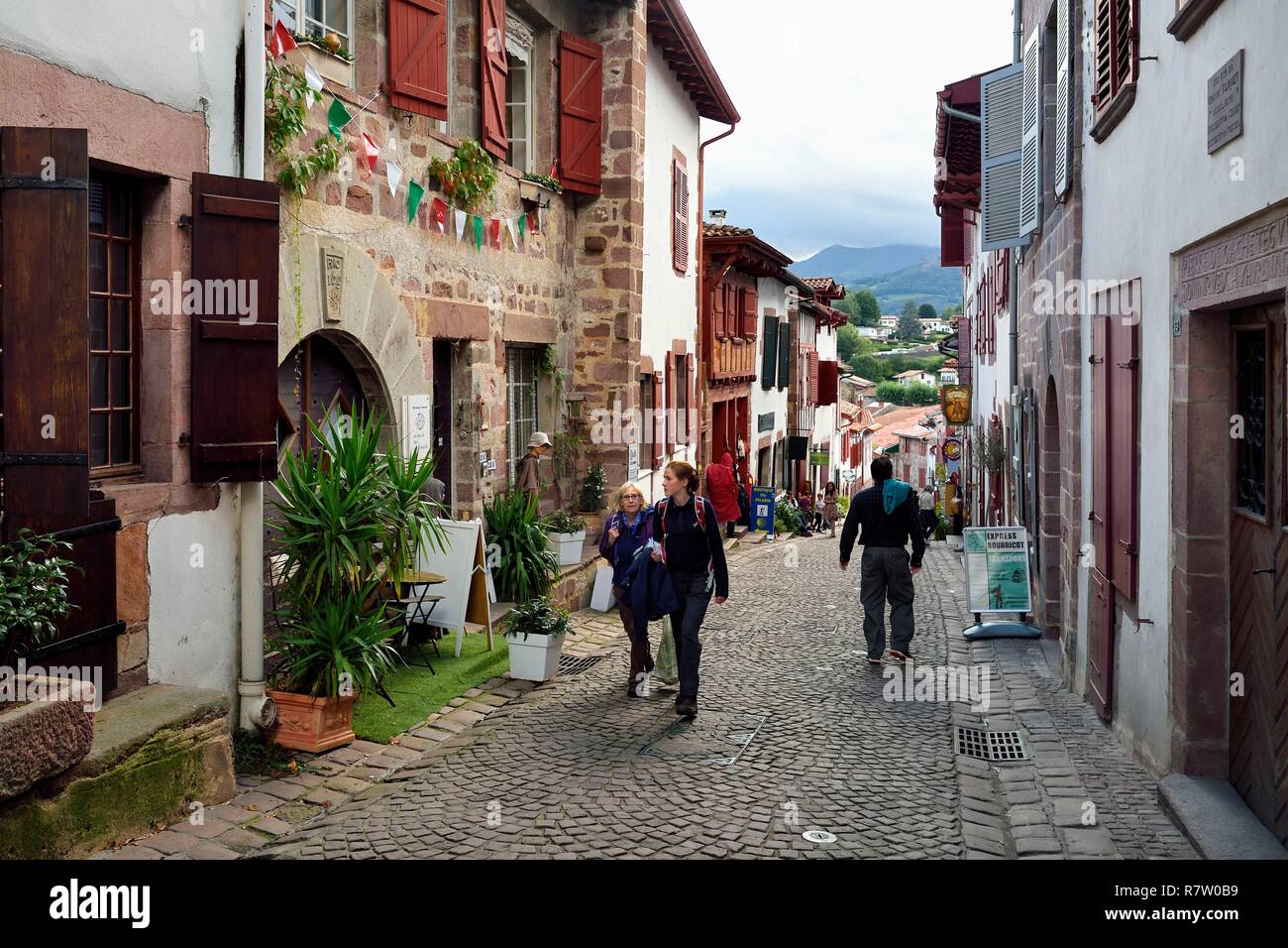 France, Pyrénées Atlantiques, Pays Basque, Saint Jean Pied de Port, rue de la Citadelle sur le Chemin de Saint-Jacques Banque D'Images