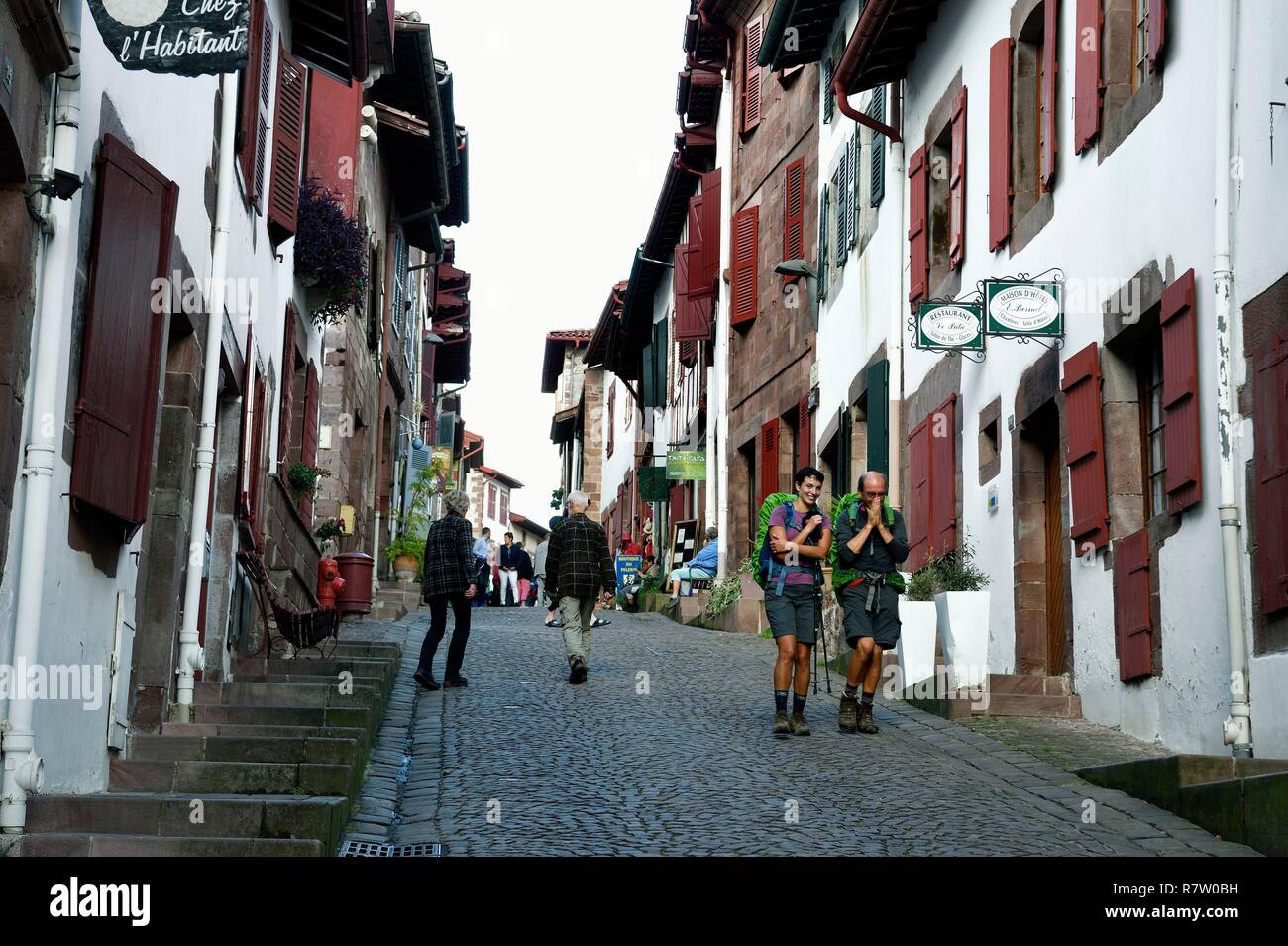France, Pyrénées Atlantiques, Pays Basque, Saint Jean Pied de Port, rue de la Citadelle sur le Chemin de Saint-Jacques de Compostelle, les pèlerins Banque D'Images