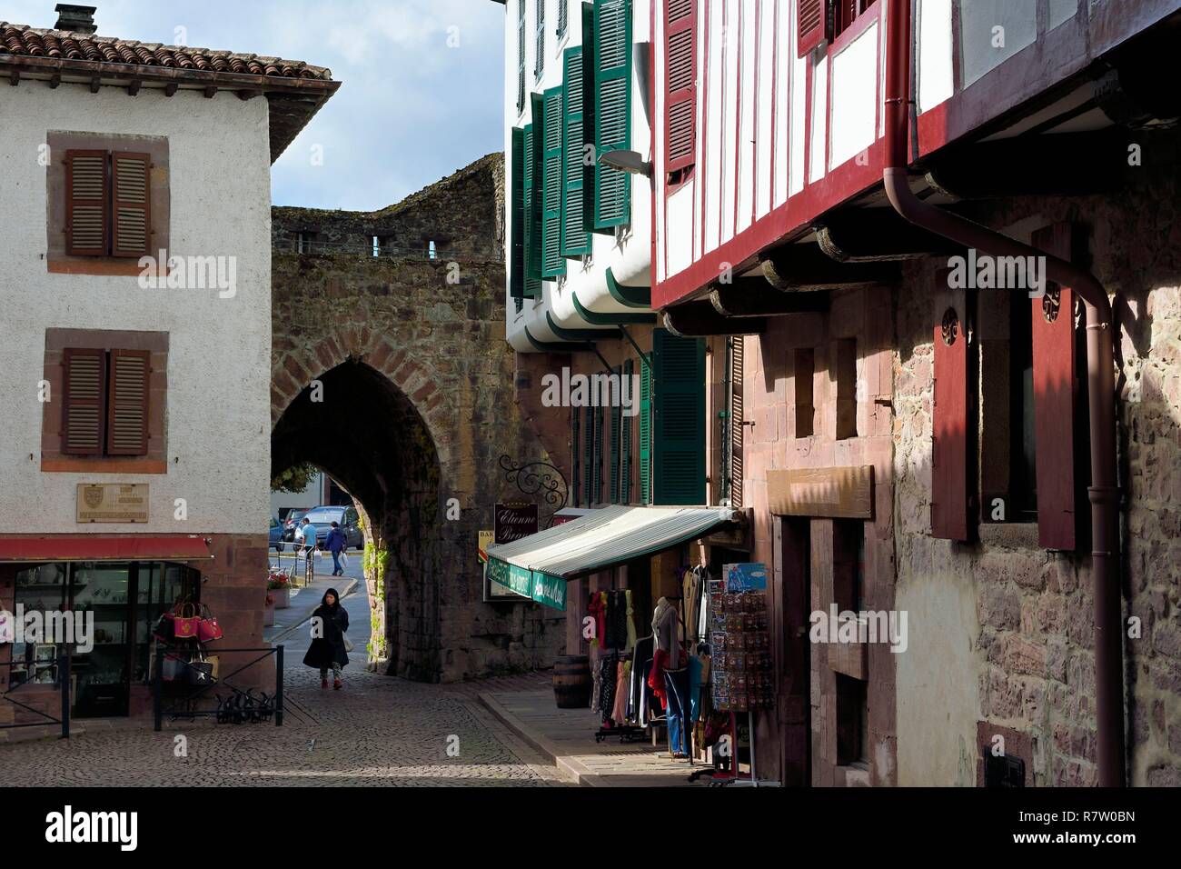 France, Pyrénées Atlantiques, Pays Basque, Saint Jean Pied de Port, la porte  de Navarre Photo Stock - Alamy