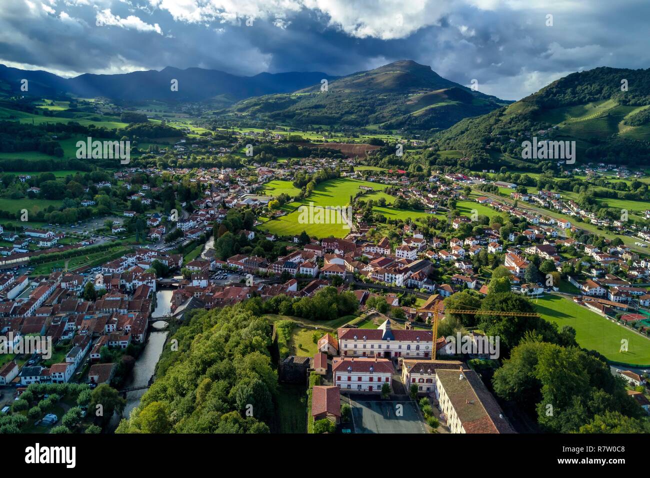 France, Pyrénées Atlantiques, Pays Basque, Saint Jean Pied de Port dominé par la citadelle et traversé par la Nive de Beherobie river (vue aérienne) Banque D'Images