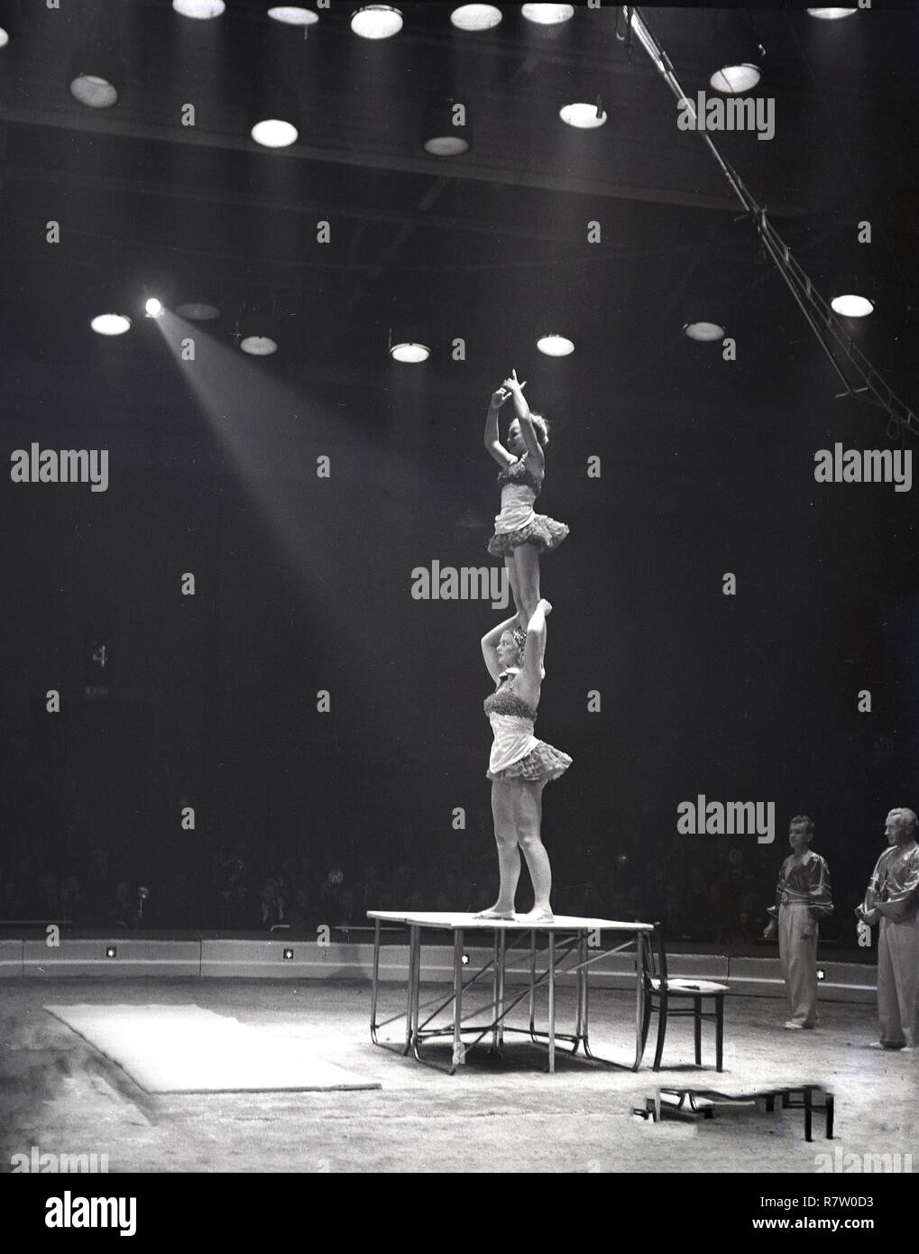 Années 1960, historiques, eveningtime et acrobates de cirque d'effectuer à l'intérieur d'une tente. Banque D'Images