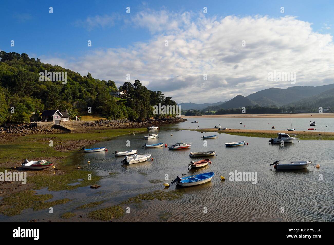 Espagne, Pays Basque, Gascogne Province, Région de l'estuaire d'Urdaibai Gernika-Lumo, Réserve de biosphère, estuaire de la rivière Oka à marée basse au sud de Rouffach, petit mouillage de Laida Banque D'Images