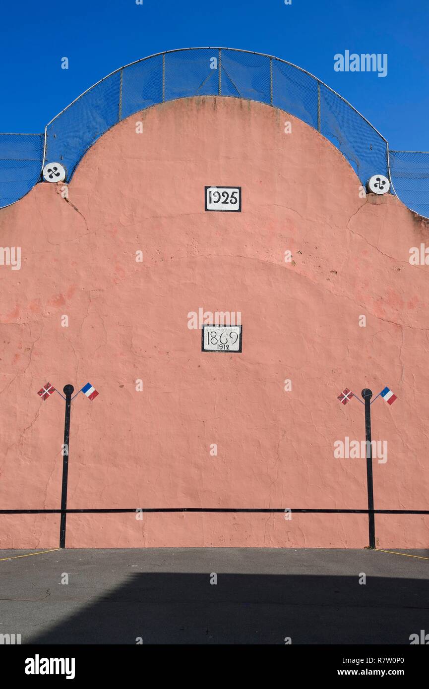 France, Pyrénées Atlantiques, Pays Basque coast, Bidart, le petit fronton de la place principale Banque D'Images