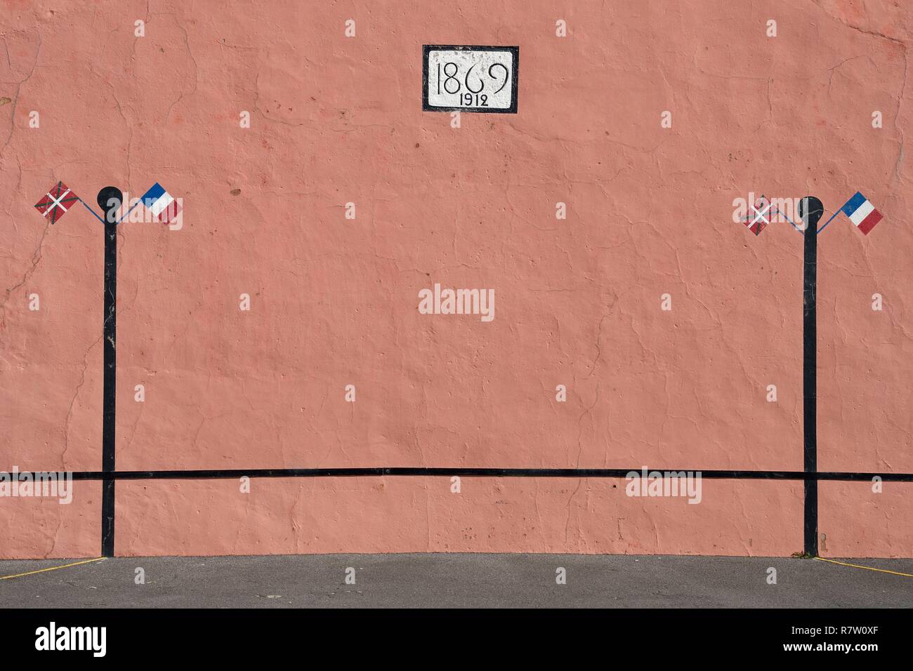 France, Pyrénées Atlantiques, Pays Basque coast, Bidart, le petit fronton de la place principale Banque D'Images