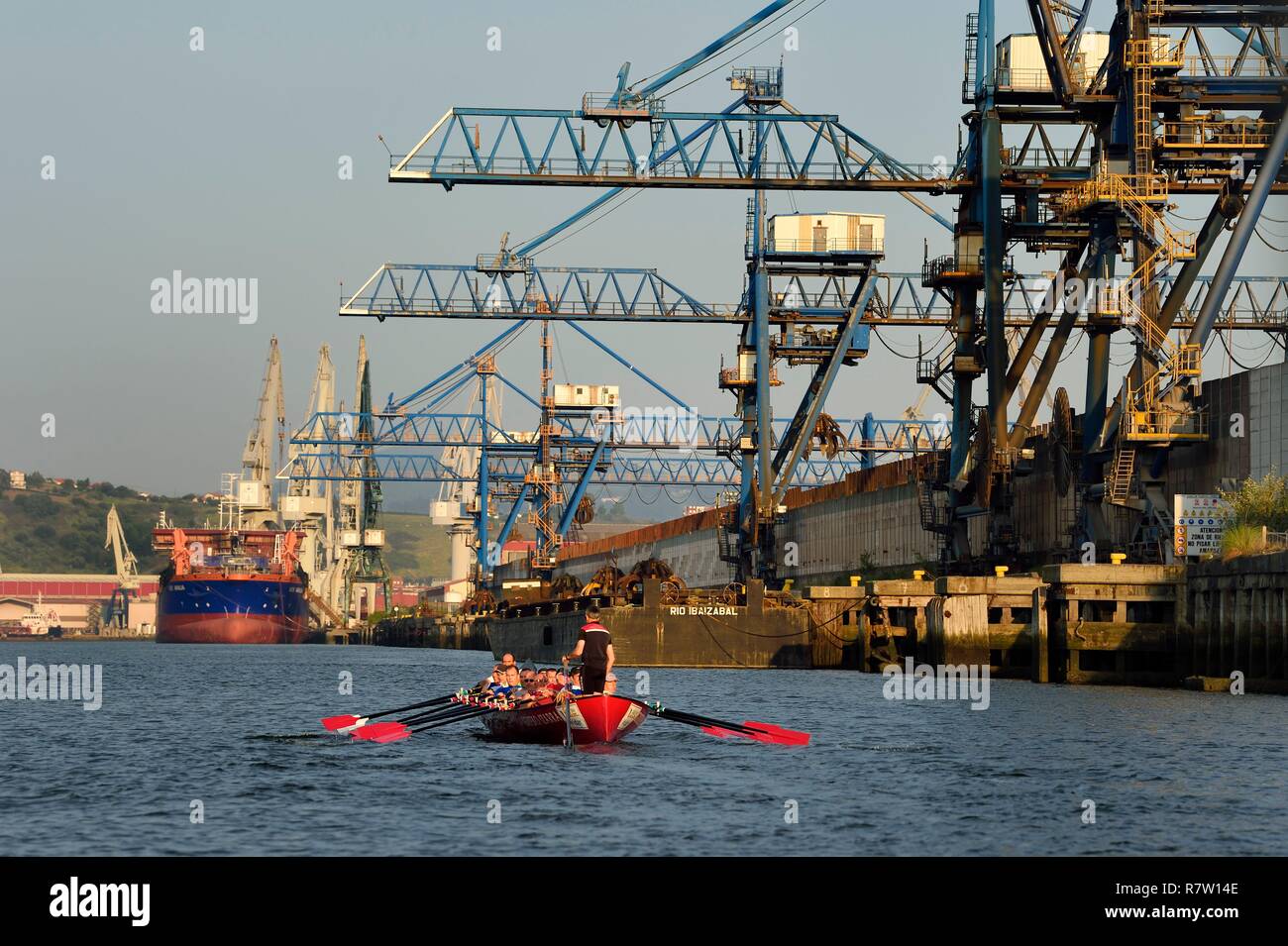 Espagne, Pays Basque, Gascogne Province, Sestao, port industriel de Bilbao sur la rivière Nervión centrée sur la construction navale et l'industrie sidérurgique, ArcelorMittal, sur la droite, formation de l'Aviron, sport très populaire dans la région Banque D'Images