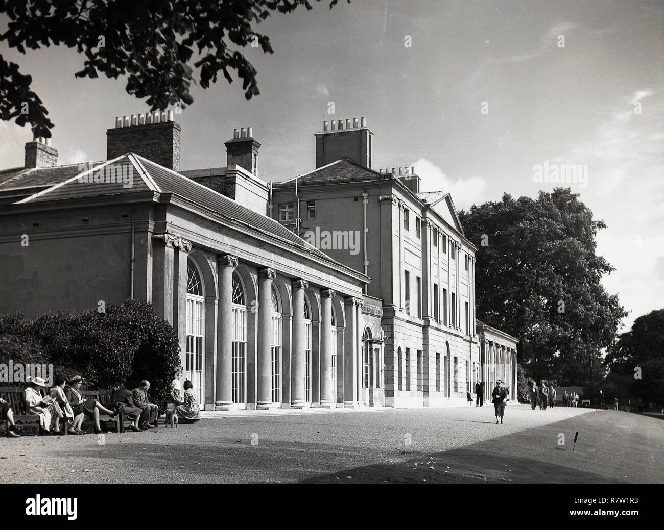 Années 1950, Londres, vue extérieure de Kenwood House à Hampstead Heath, un château qui a servi de résidence pour les comtes de Mansfield et était alors propriété de la famille Guinness. Iveagh seigneur a quitté la maison pour la nation et il a été ouvert au public en 1928. Banque D'Images