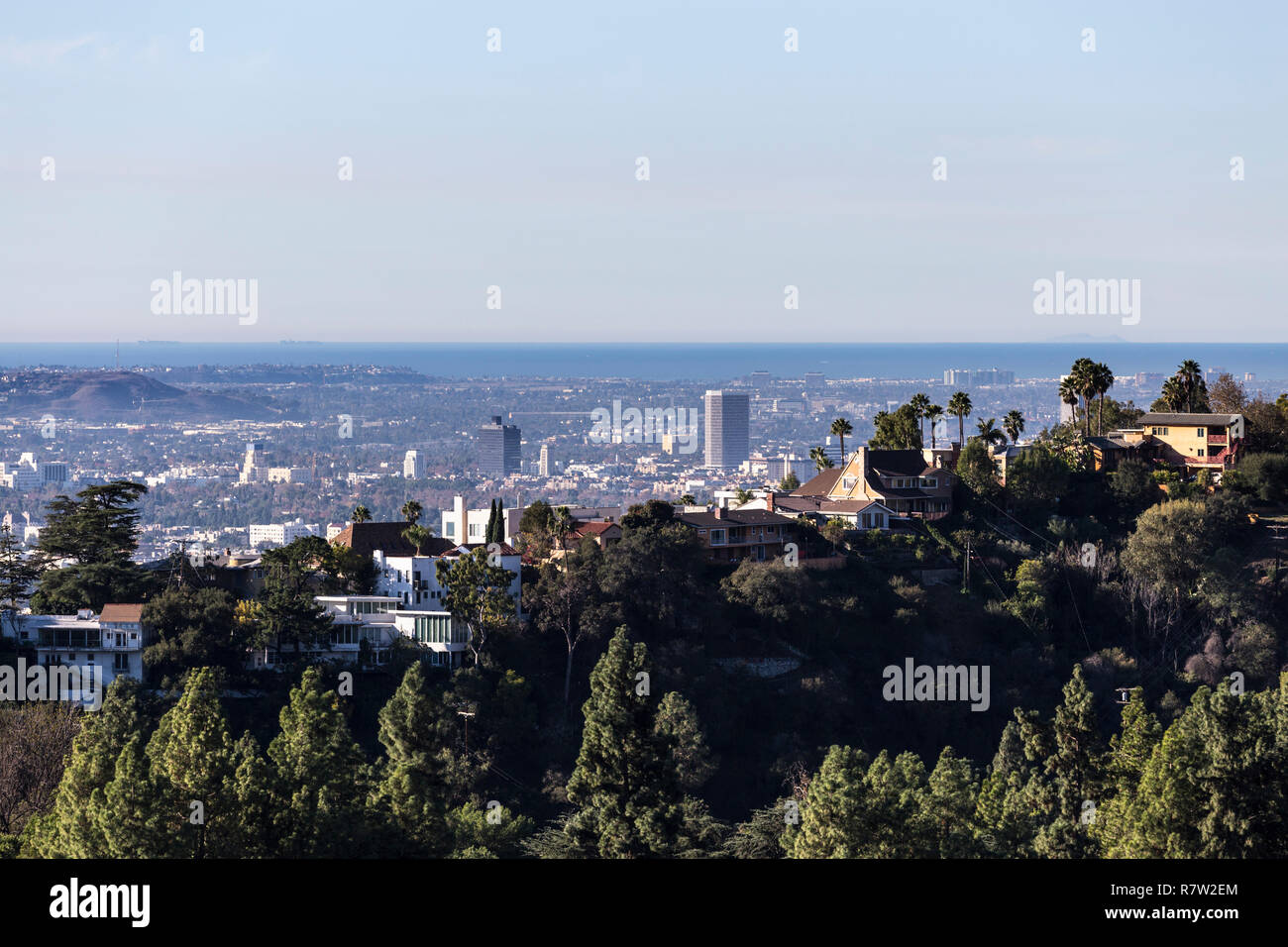 Maisons perchés dans les collines de Hollywood à Los Angeles en Californie et l'océan Pacifique et en arrière-plan. Banque D'Images