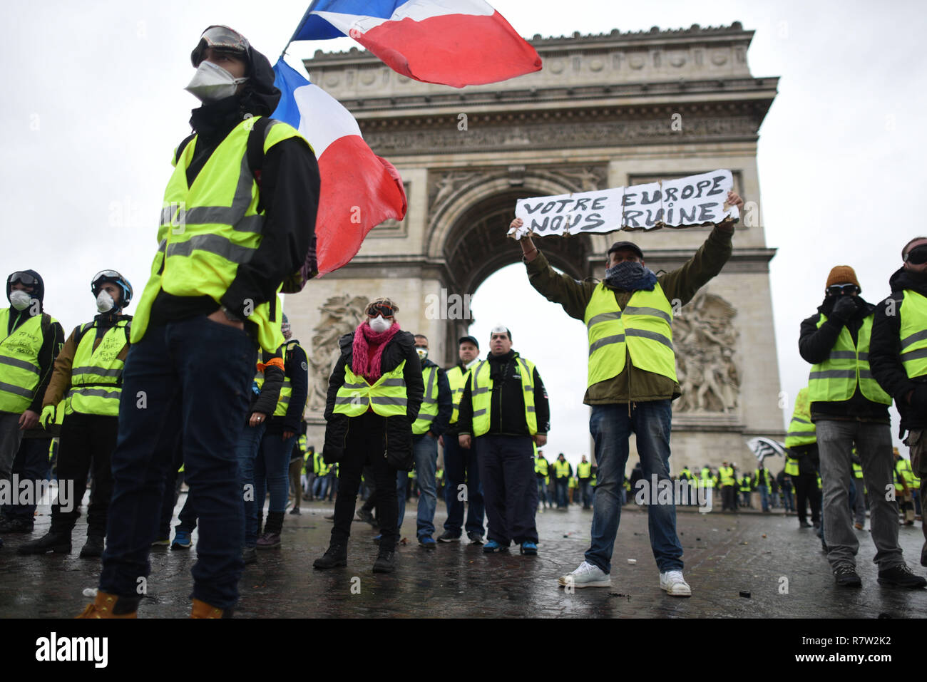 Décembre 01, 2018 - Paris, France : un gilet jaune manifestant, Marc (R),  est titulaire d'une bannière "Votre Europe est de ruiner nous' au cours  d'affrontements près de l'Arc de Triomphe à