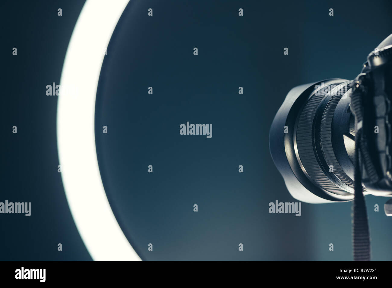 L'objectif de la caméra et la couronne de LED lumière en studio, production vidéo et photo copie espace conceptuel Banque D'Images
