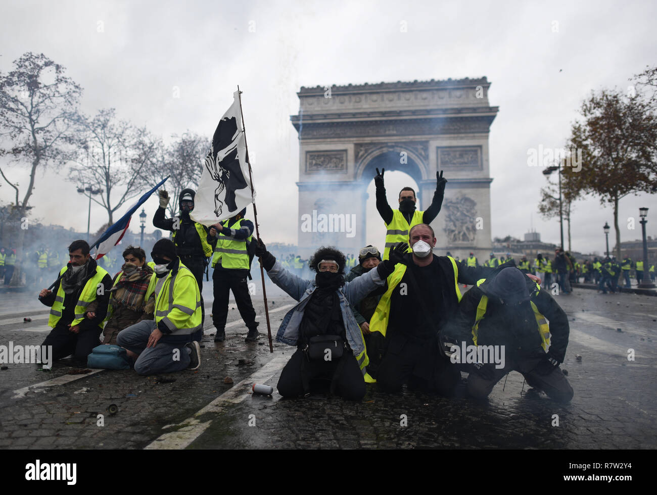 Décembre 01, 2018 - Paris, France : Gilet jaune manifestants se rassemblent  près de l'Arc de Triomphe à l'extrémité ouest de l'avenue des  Champs-Élysées. Ils se sont heurtés à la police après