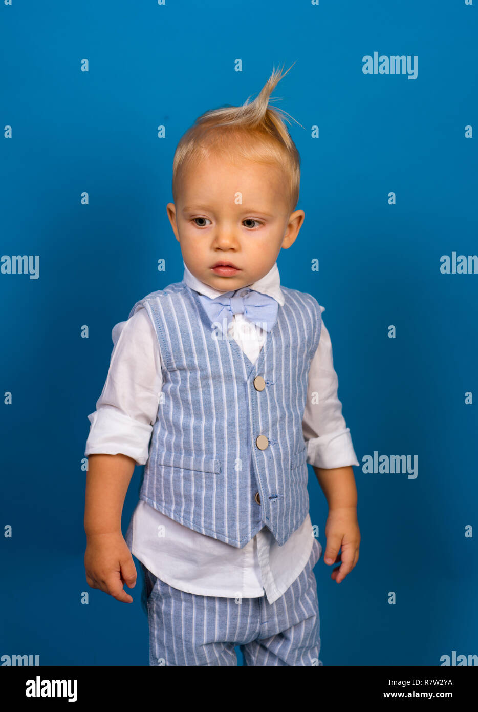 Un classique ne se démode jamais. Petit enfant. Garçon enfant avec fashion  look. Petit bébé mode dans l'usure. Fashion boy. Fashionist adorable. Les  tendances de la mode pour enfants Photo Stock -