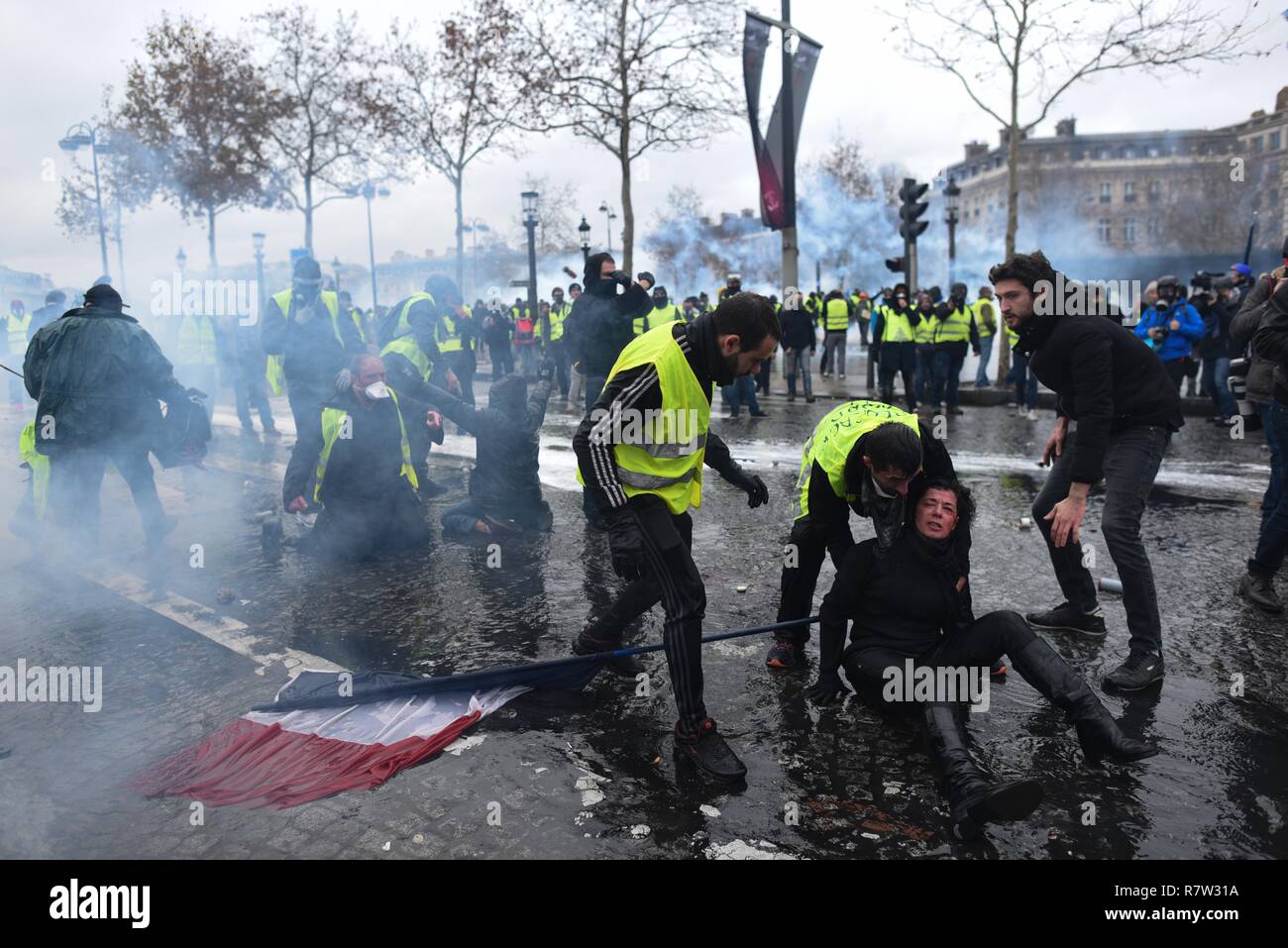 Décembre 01, 2018 - Paris, France : un gilet jaune gilet manifestants  blessés après avoir été frappé par le canon à eau à proximité de l'Arc de  Triomphe à l'extrémité ouest de