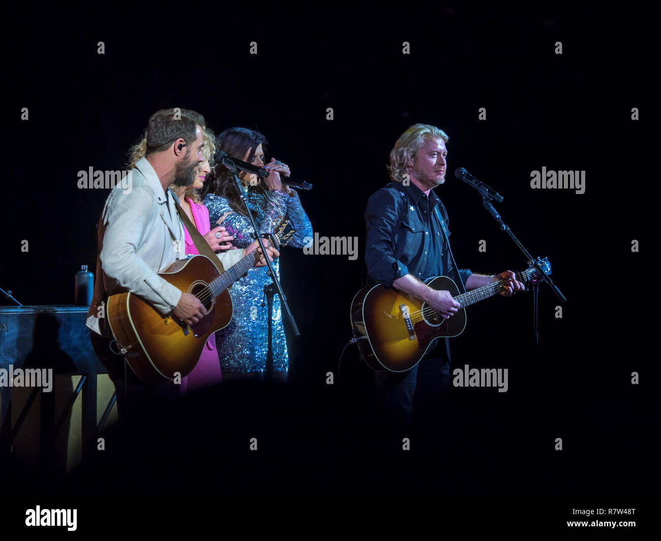 Live on Stage Little Big Town pendant 2 Pays Country Music Festival O2 Arena London England Banque D'Images