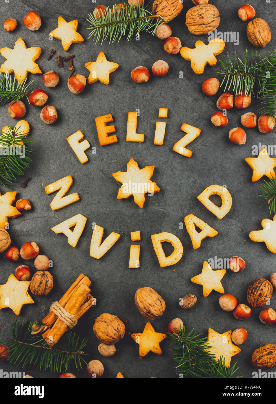 Feliz Navidad Cookies Mots Joyeux Noel En Espagnol Avec Petits Gateaux Decoration De Noel Et Les Ecrous A L Arriere Plan En Ardoise Noire Carte De Noel Pour Les Pays Hispaniques Vue Superieure Photo Feliz Navidad Cookies Mots Joyeux Noel En Espagnol Avec Petits Gateaux Decoration De Noel Et Les Ecrous A L Arriere Plan En Ardoise Noire Carte De Noel Pour Les Pays Hispaniques Vue Superieure Photo