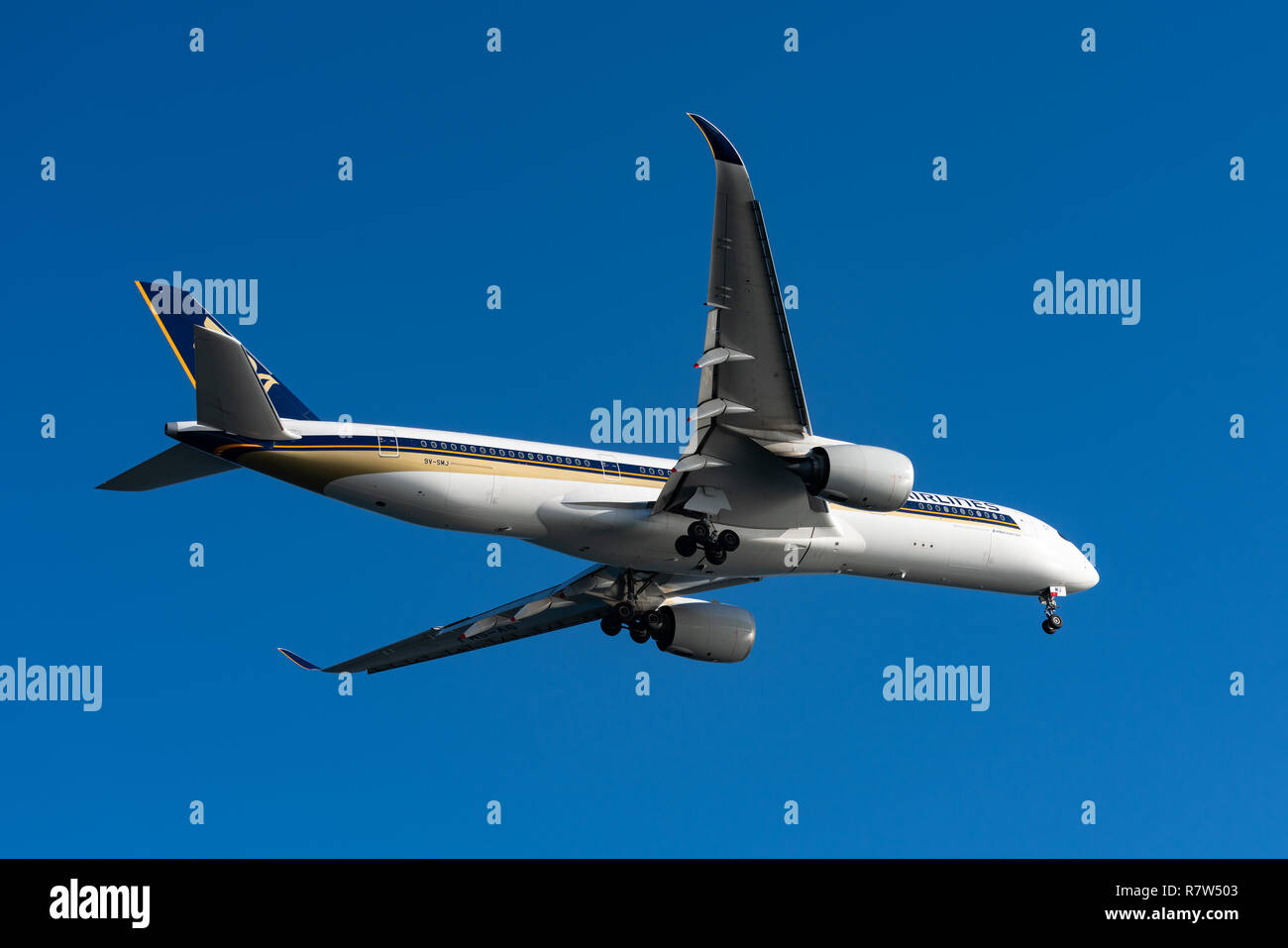 TOKYO, JAPON - OCT. 7, 2018 : Singapore Air Airbus A350-900 à l'atterrissage de l'aéroport international de Haneda, à Tokyo, au Japon. Banque D'Images