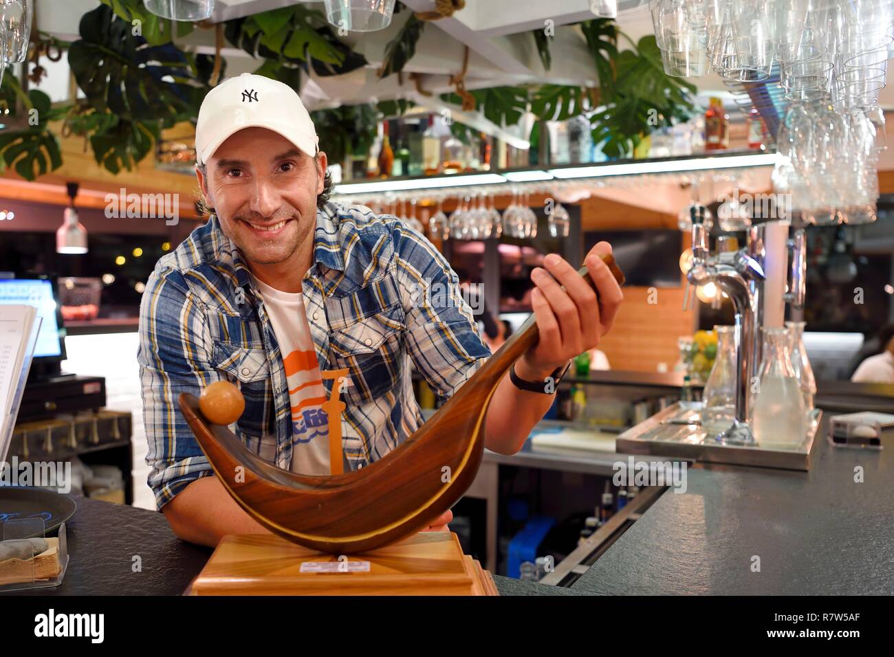 France, Pyrénées Atlantiques, Pays Basque, Biarritz, Milady beach restaurant, le joueur de pelote basque professionnelle spécialisée dans la cesta punta et plusieurs fois champion du monde, Eric Irastorza Banque D'Images