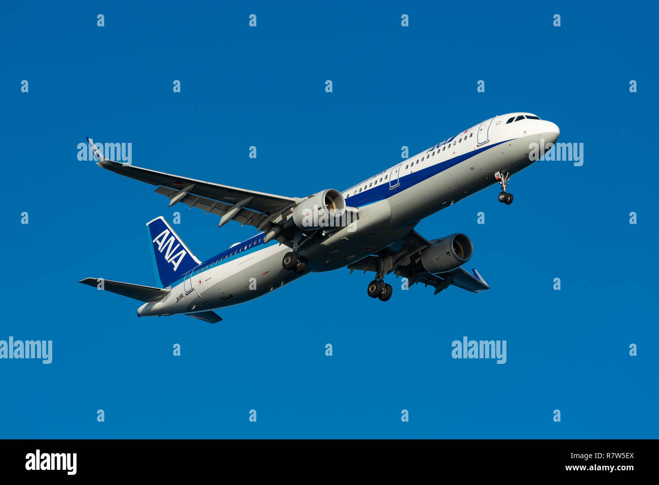 TOKYO, JAPON - OCT. 7, 2018 : ANA Airbus A321-200 l'atterrissage à l'aéroport international de Haneda, à Tokyo, au Japon. Banque D'Images