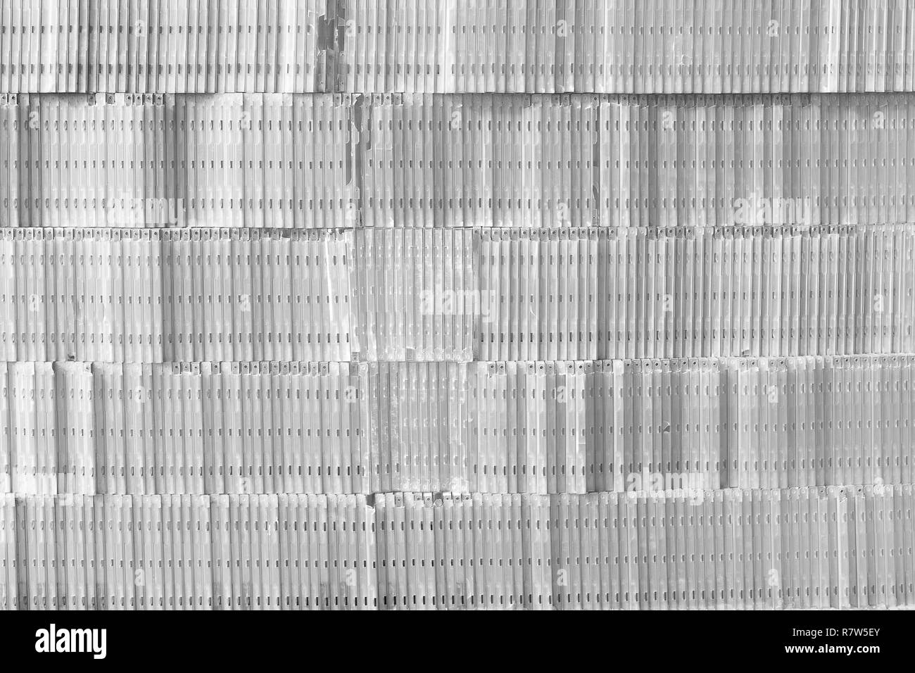 Fond gris. Arrière-plan de la musique. Mur de boîtiers CD Banque D'Images