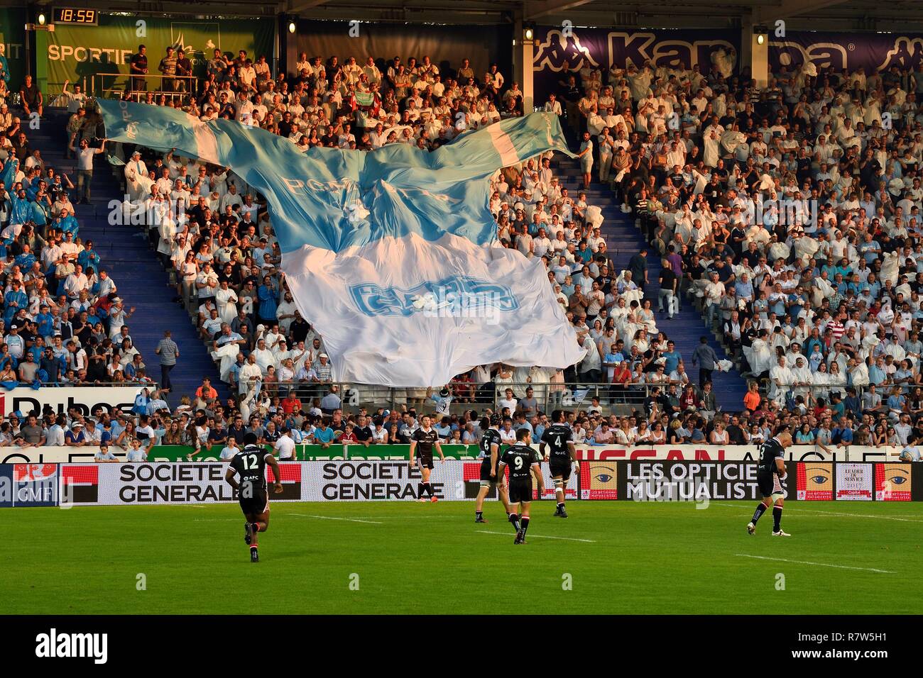 France, Pyrénées Atlantiques, Pays Basque, Bayonne, stade Jean-Dauger, l'atmosphère dans les stands lors de la match de rugby entre l'Aviron Bayonnais derby (en bleu) et Biarritz Olympique Banque D'Images