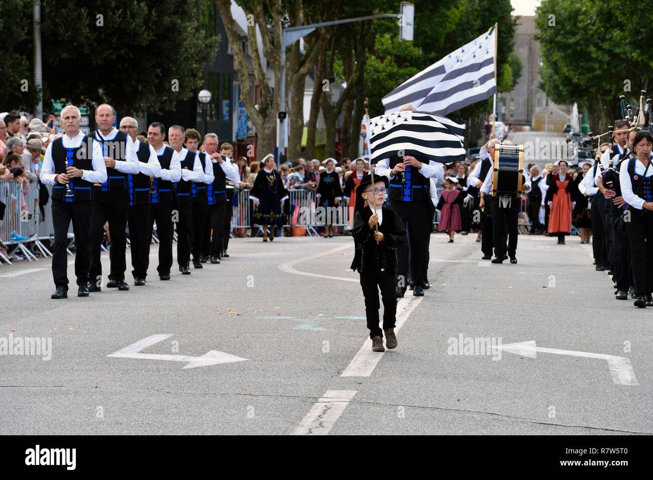 France, Morbihan, Lorient, Festival Interceltique, Celtic music festival qui a lieu tous les ans à Lorient et rassemble des dizaines de groupes de pays et régions d'origine celtique pendant dix jours au cours de la première moitié d'août, le dimanche matin, Grand Parade des Nations Celtes Banque D'Images