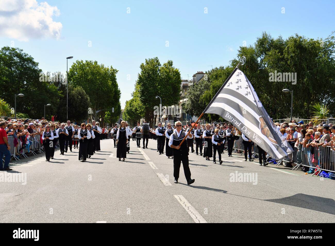 France, Morbihan, Lorient, Festival Interceltique, Celtic music festival qui a lieu tous les ans à Lorient et rassemble des dizaines de groupes de pays et régions d'origine celtique pendant dix jours au cours de la première moitié d'août, le dimanche matin, Grand Parade des Nations Celtes Banque D'Images
