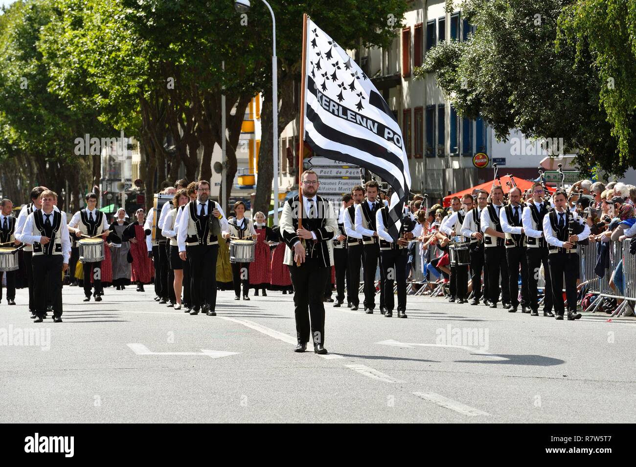 France, Morbihan, Lorient, Festival Interceltique, Celtic music festival qui a lieu tous les ans à Lorient et rassemble des dizaines de groupes de pays et régions d'origine celtique pendant dix jours au cours de la première moitié d'août, le dimanche matin, Grand Parade des Nations Celtes Banque D'Images