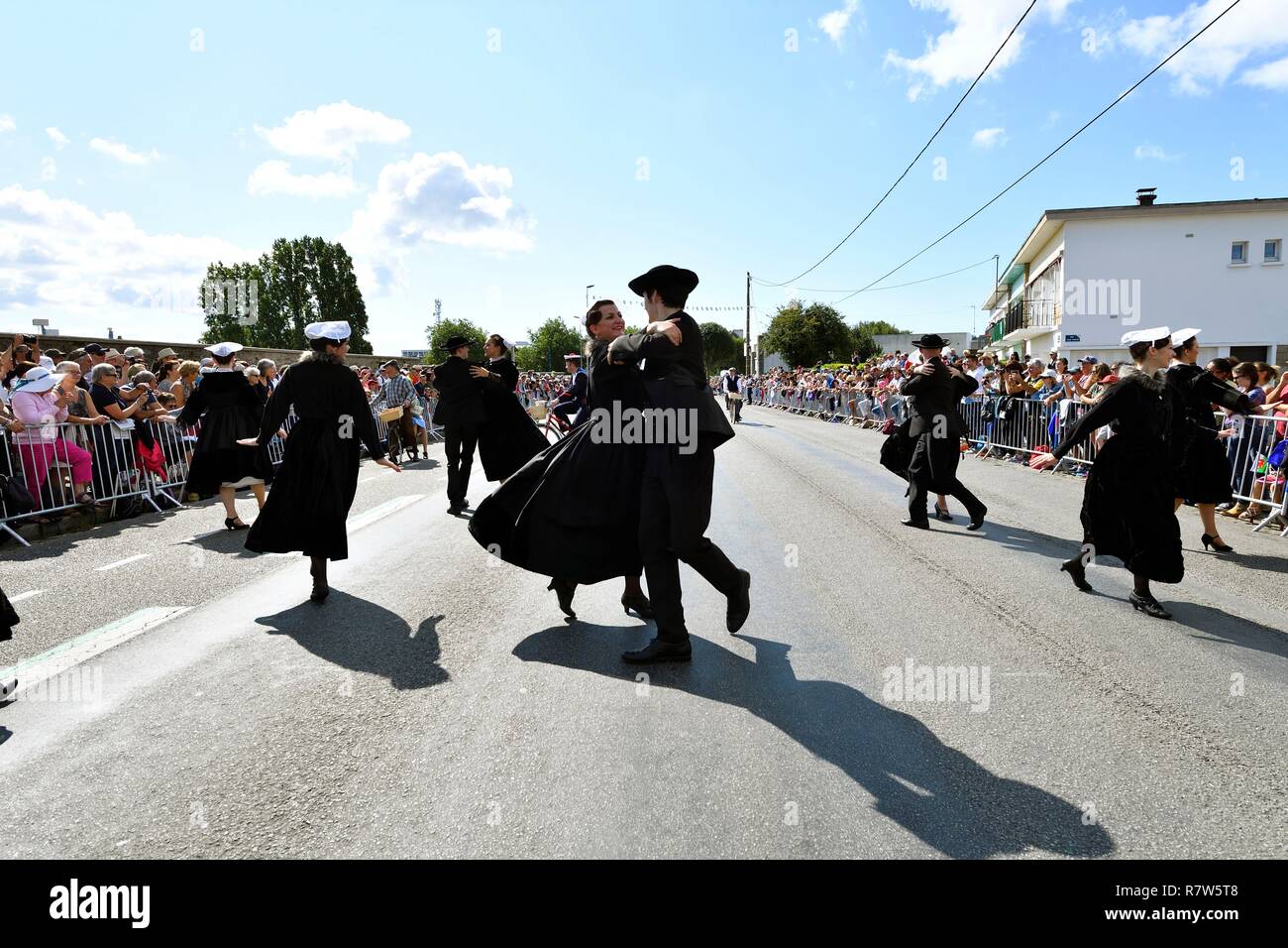 France, Morbihan, Lorient, Festival Interceltique, Celtic music festival qui a lieu tous les ans à Lorient et rassemble des dizaines de groupes de pays et régions d'origine celtique pendant dix jours au cours de la première moitié d'août, le dimanche matin, Grand Parade des Nations Celtes Banque D'Images