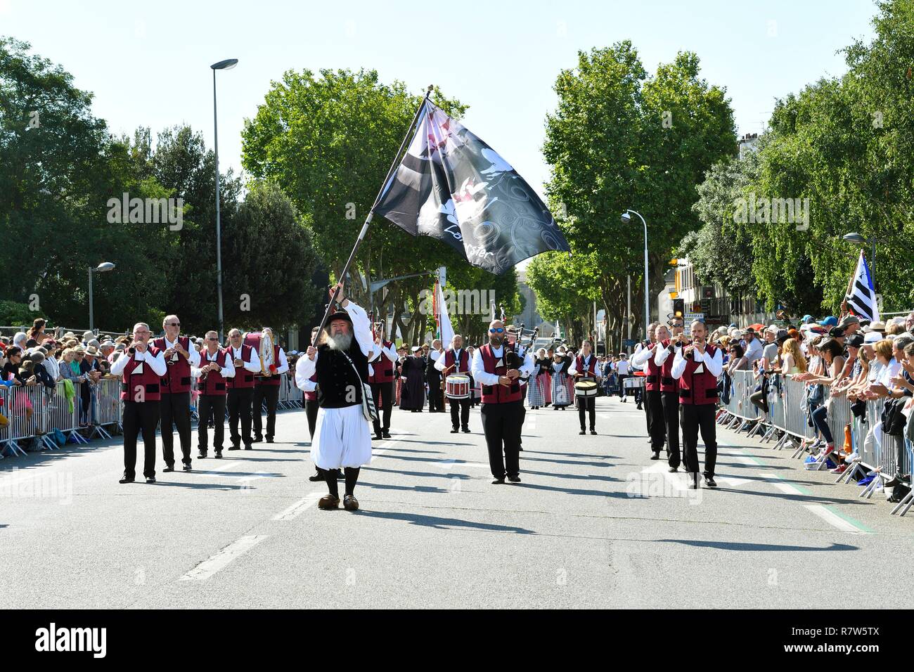 France, Morbihan, Lorient, Festival Interceltique, Celtic music festival qui a lieu tous les ans à Lorient et rassemble des dizaines de groupes de pays et régions d'origine celtique pendant dix jours au cours de la première moitié d'août, le dimanche matin, Grand Parade des Nations Celtes Banque D'Images