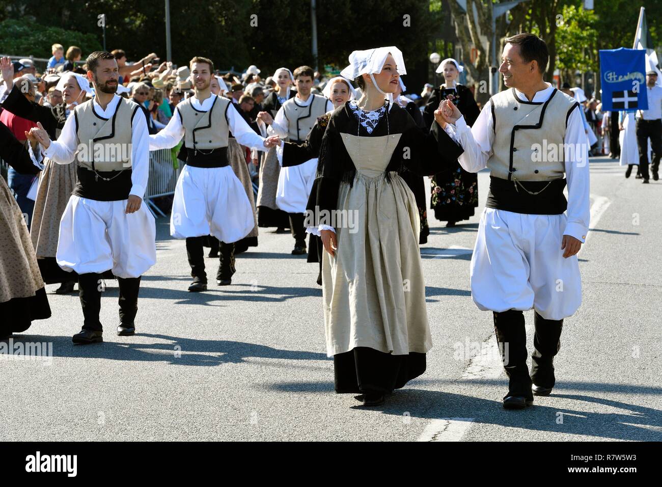 France, Morbihan, Lorient, Festival Interceltique, Celtic music festival qui a lieu tous les ans à Lorient et rassemble des dizaines de groupes de pays et régions d'origine celtique pendant dix jours au cours de la première moitié d'août, le dimanche matin, Grand Parade des Nations Celtes Banque D'Images