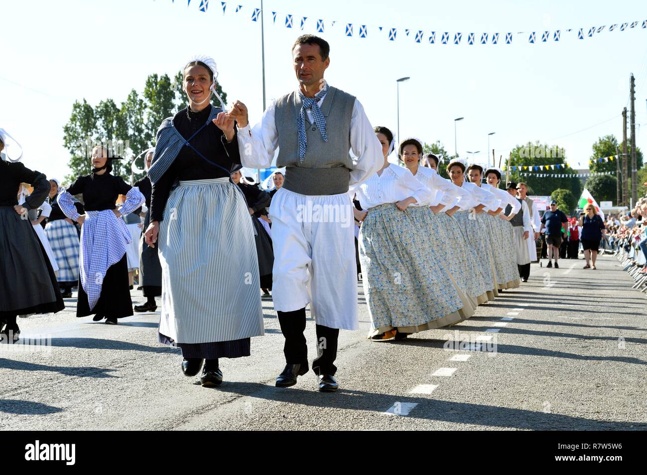 France, Morbihan, Lorient, Festival Interceltique, Celtic music festival qui a lieu tous les ans à Lorient et rassemble des dizaines de groupes de pays et régions d'origine celtique pendant dix jours au cours de la première moitié d'août, le dimanche matin, Grand Parade des Nations Celtes Banque D'Images