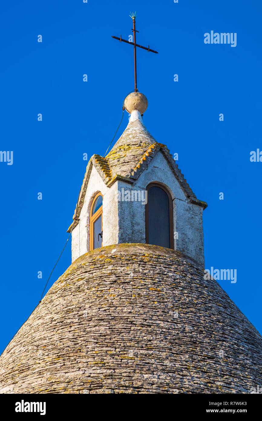 Italie, Pouilles, vallée d'Itria, Alberobello, Site du patrimoine mondial de l'UNESCO pour le district de trulli, habitations faites de pierres sèches avec un toit conique recouvert de lauzes calcaires, Eglise de San Antonio avec son architecture trullo construit en 1926 Banque D'Images