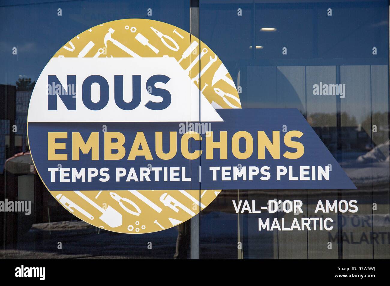 Canada, Province de Québec, l'Abitibi Témiscamingue, Abitibi, Val d'Or, l'embauche d'experts sur la façade en verre d'un magasin Banque D'Images Canada, Province de Québec, l'Abitibi Témiscamingue, Abitibi, Val d'Or, l'embauche d'experts sur la façade en verre d'un magasin Banque D'Images