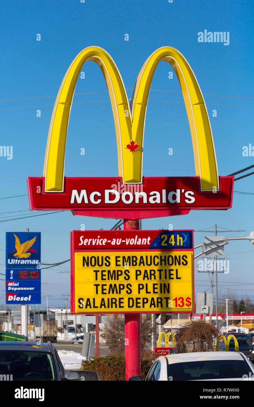 Canada, Province de Québec, l'Abitibi Témiscamingue, Abitibi, Val d'Or, la 3ème Avenue, le centre commercial de la rue, Mc Donald's fast food restaurant, l'embauche de personnel Banque D'Images Canada, Province de Québec, l'Abitibi Témiscamingue, Abitibi, Val d'Or, la 3ème Avenue, le centre commercial de la rue, Mc Donald's fast food restaurant, l'embauche de personnel Banque D'Images