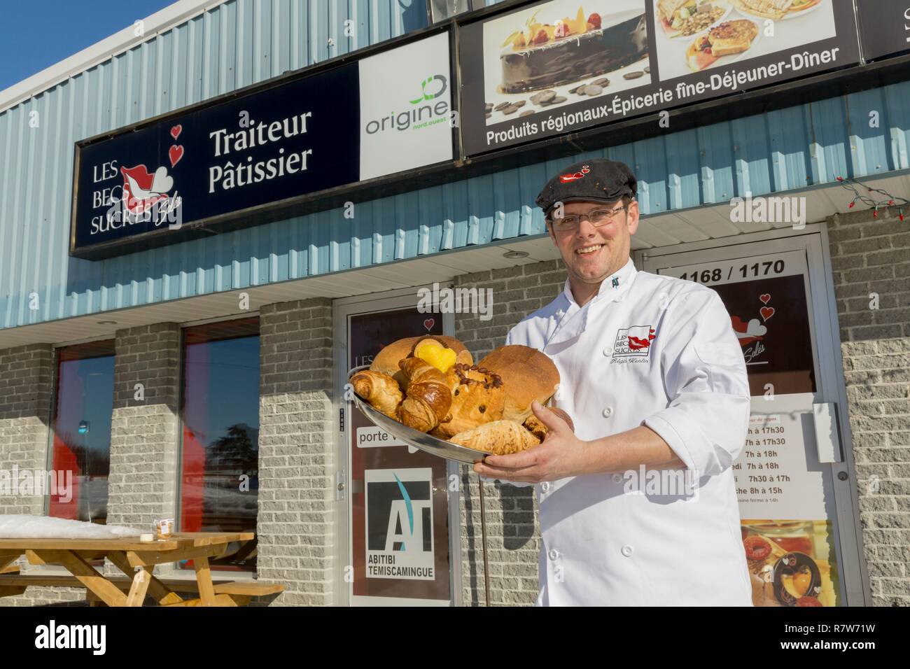 Canada, Province de Québec, l'Abitibi Témiscamingue, Abitibi, Val d'Or, Régis Henlin, chef pâtissier, en face de sa boutique pâtisserie traiteur restaurant Les bouches sauvages salés Banque D'Images Canada, Province de Québec, l'Abitibi Témiscamingue, Abitibi, Val d'Or, Régis Henlin, chef pâtissier, en face de sa boutique pâtisserie traiteur restaurant Les bouches sauvages salés Banque D'Images