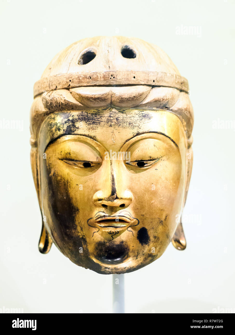 Masque de procession d'un bodhisattva, sculpté et laqué 1400-1500 bois doré, avec détails peints Banque D'Images