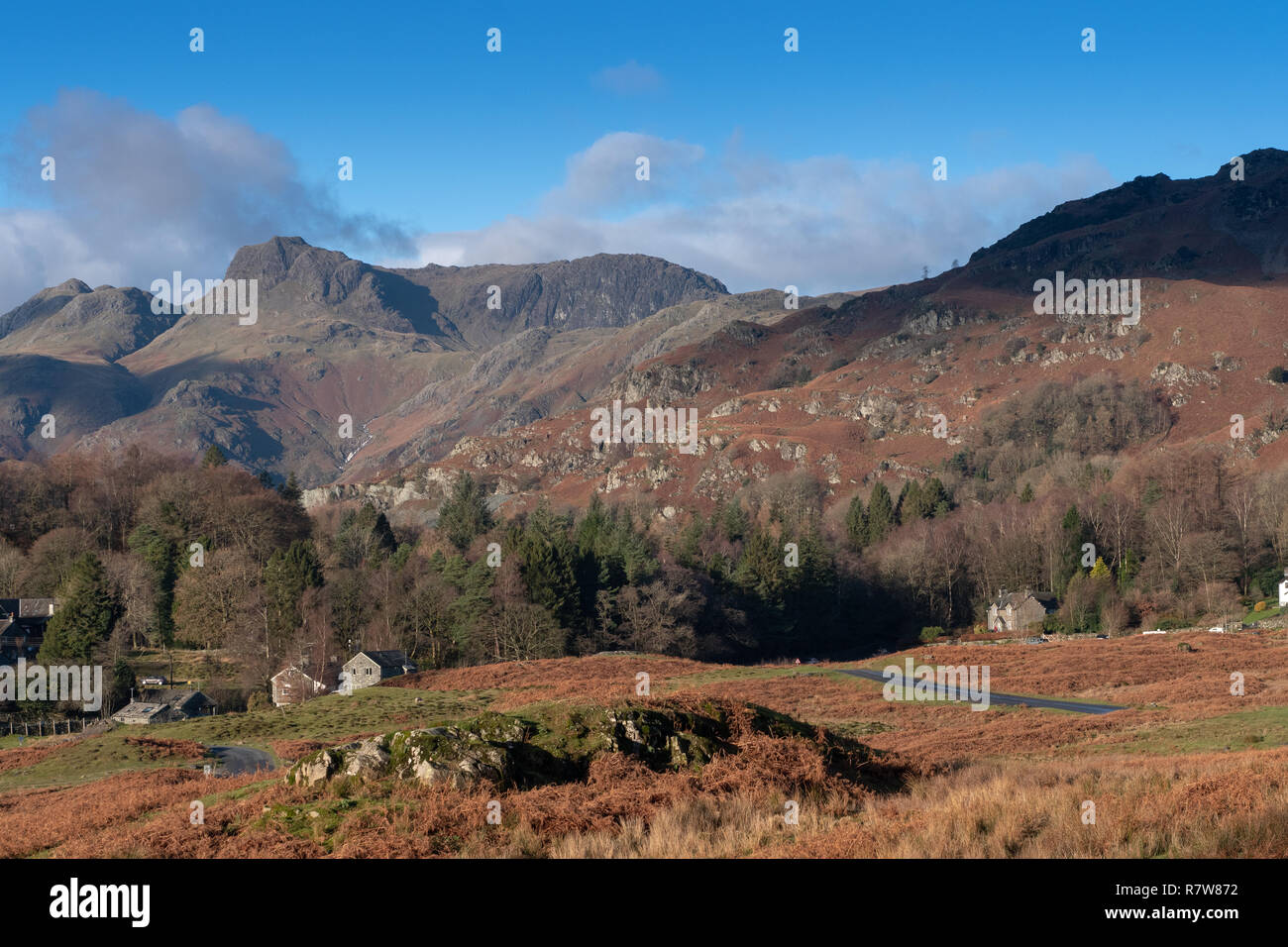 À plus de 500 Basingstoke Road village vers Thrang Crag dans le The Langdales, Lake District, UK. Banque D'Images