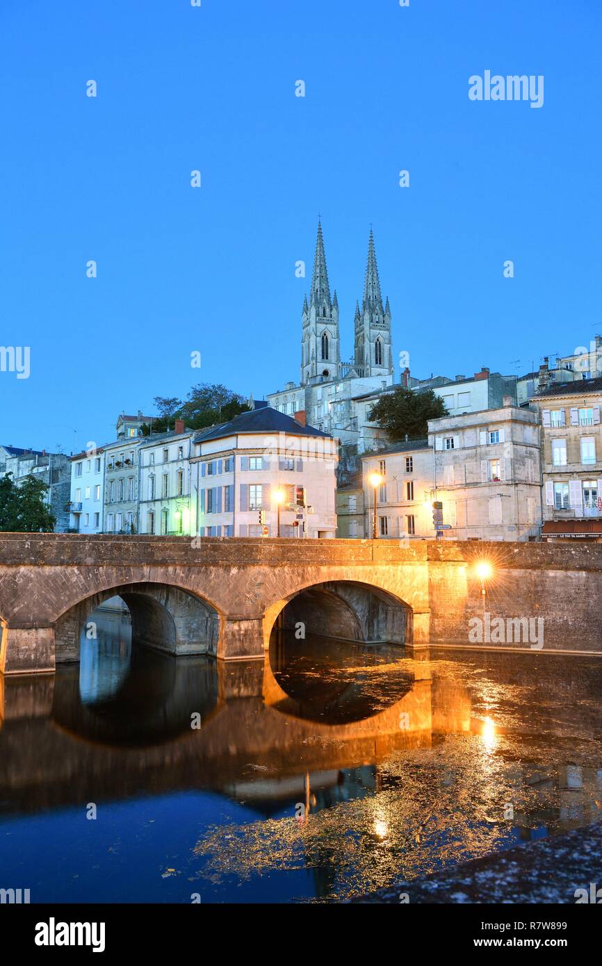En France, deux Sevres, Parc Interrégional du Marais Poitevin labellise Grand Site de France (Parc Interrégional du Marais Poitevin appelé Grand Site de France), Niort, le Pont du milieu sur la Sèvre Niortaise et l'église St André Banque D'Images