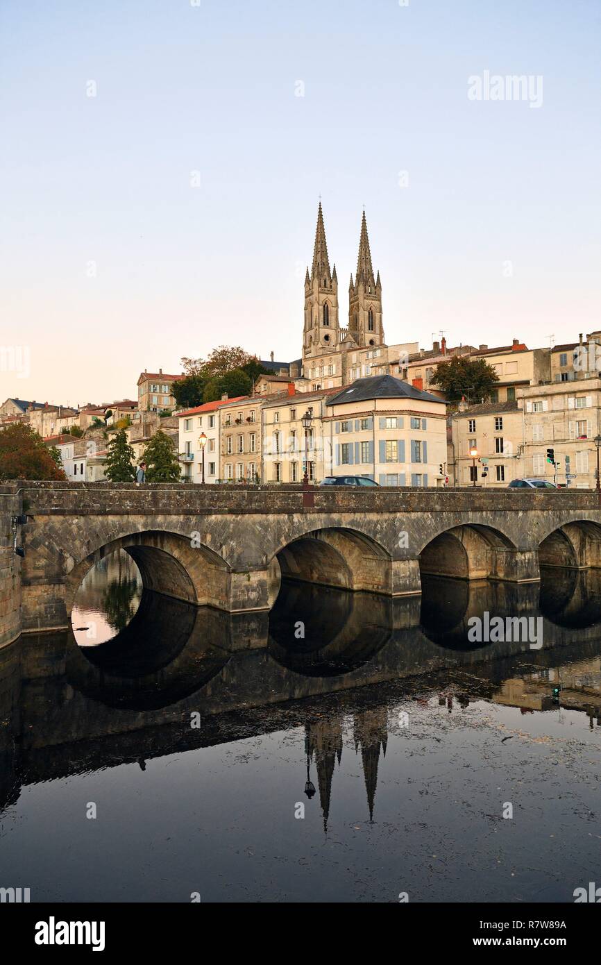 En France, deux Sevres, Parc Interrégional du Marais Poitevin labellise Grand Site de France (Parc Interrégional du Marais Poitevin appelé Grand Site de France), Niort, le Pont du milieu sur la Sèvre Niortaise et l'église St André Banque D'Images