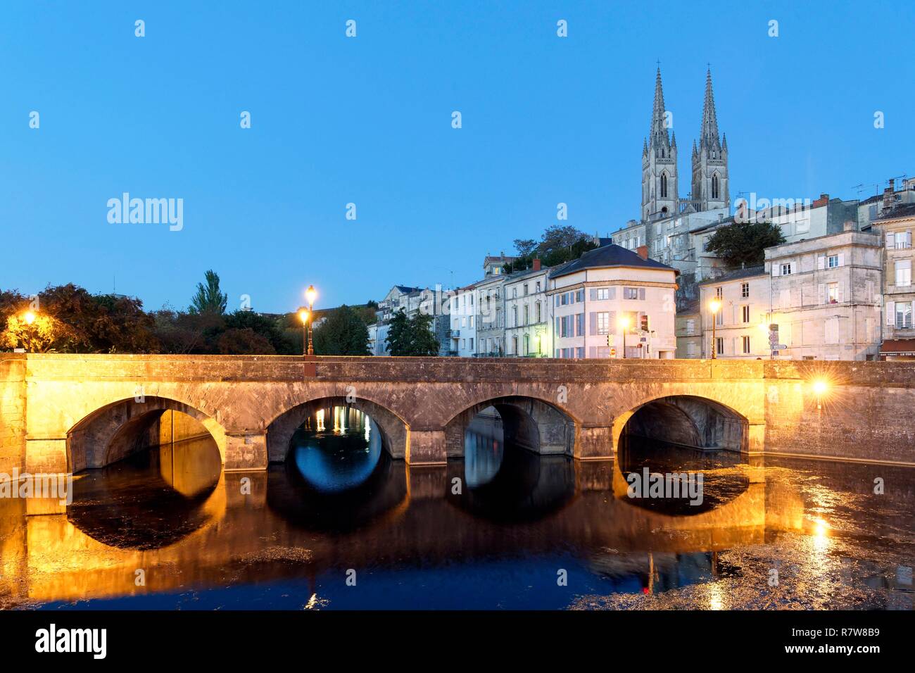 En France, deux Sevres, Parc Interrégional du Marais Poitevin labellise Grand Site de France (Parc Interrégional du Marais Poitevin appelé Grand Site de France), Niort, le Pont du milieu sur la Sèvre Niortaise et l'église St André Banque D'Images