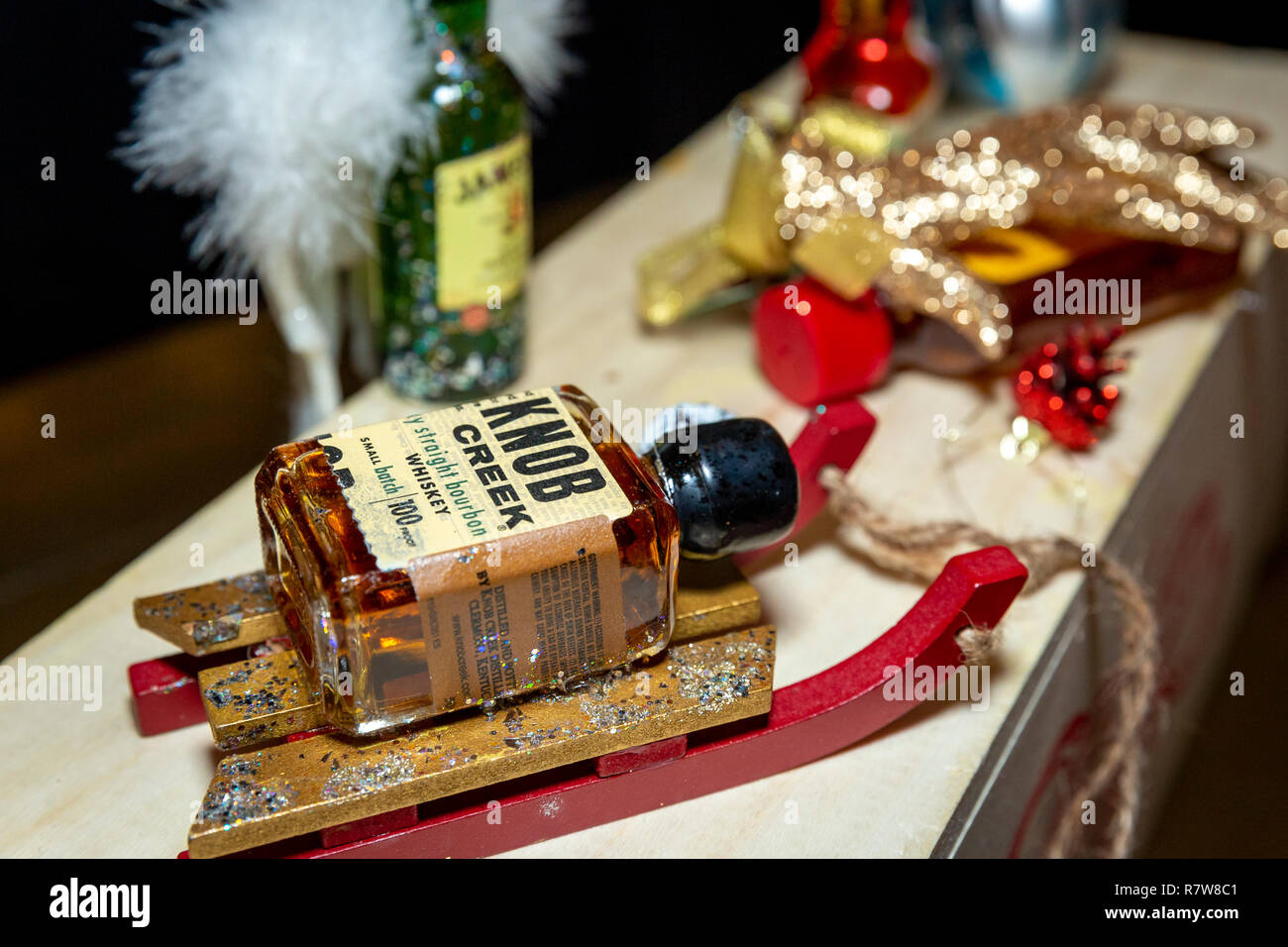 Bouteille Miniature Bouton de Bourbon Whiskey Creek - comme un ornement de Noël faits à la main pour une partie de Vacances Banque D'Images