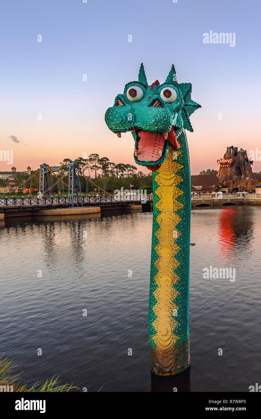 Orlando, Floride - Décembre 2017 : Lego Loch Ness Monster Dragon Lake Buena Vista Banque D'Images