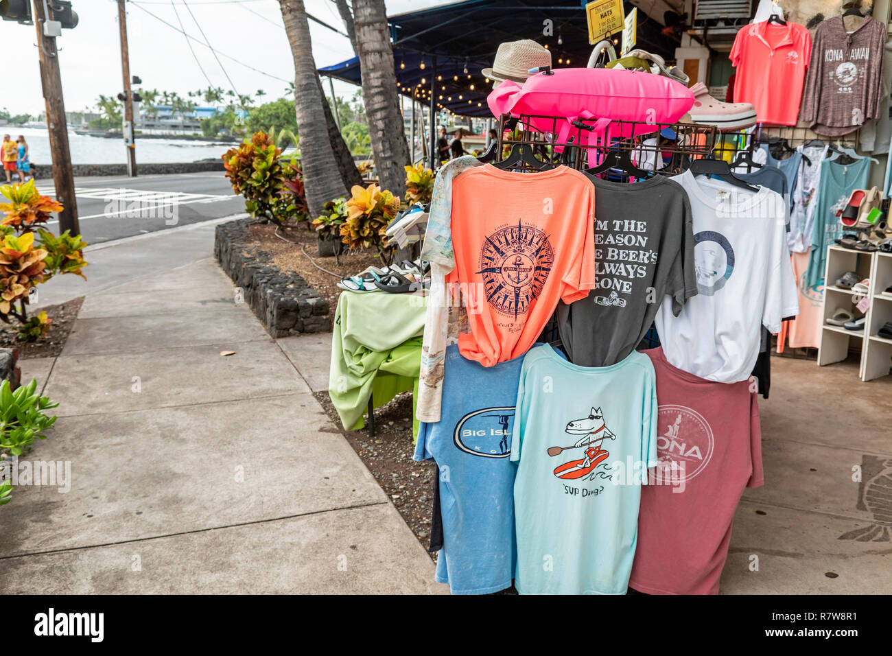 Kailua-Kona, Hawaii - T-shirts en vente au marché de Coconut Grove sur Ali'i Drive. Banque D'Images