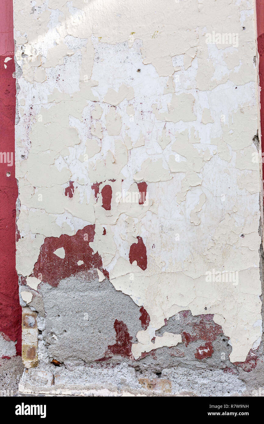 Vieux bâtiment abandonné mur de façade avec de la peinture, abstract background. La texture de la surface rugueuse de stuc fissurée. Photo verticale Banque D'Images