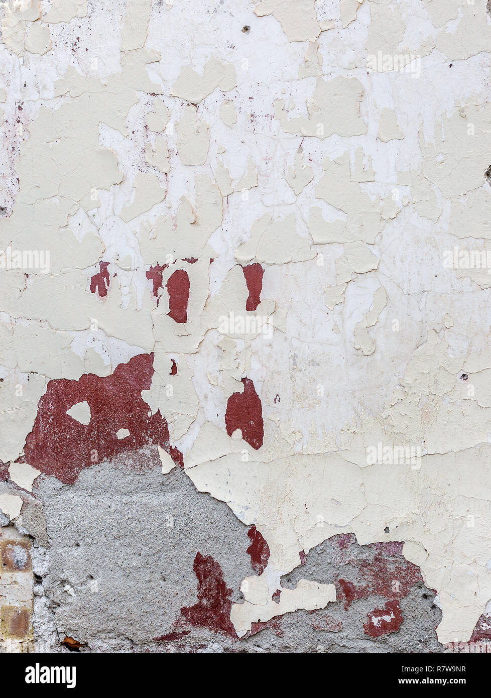 Vieux bâtiment abandonné mur de façade avec de la peinture, abstract background. La texture de la surface rugueuse de stuc fissurée. Photo verticale Banque D'Images