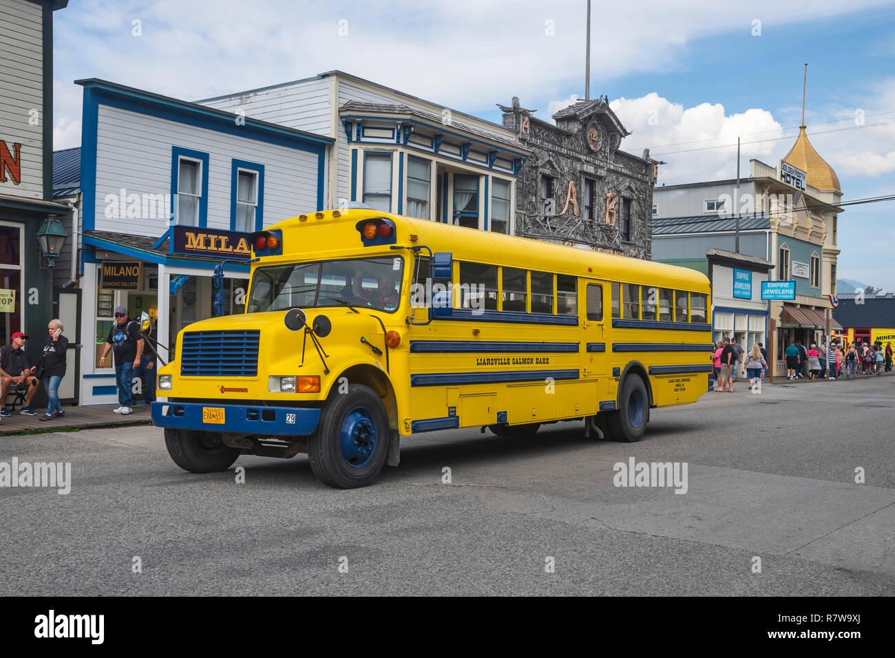 Ellow tour bus, Skagway, Alaska, Klondike Gold Rush National Historical Park, États-Unis Banque D'Images